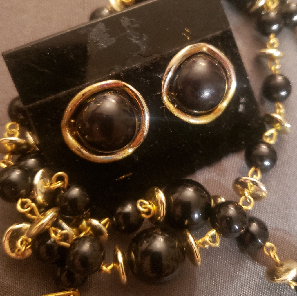 Smart Vintage Signed Wirthington BlackGold-Toned Necklace And Earring Set 24$